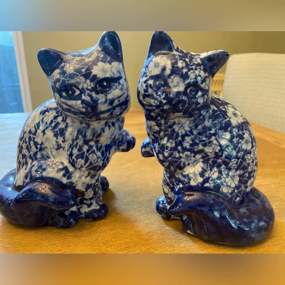 Vintage Porcelain Blue and White Chinoiserie Floral Chintz Cats